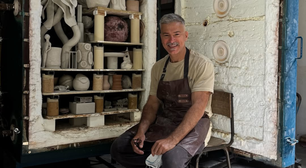 Longe da TV, ex-galã Leonardo Vieira vira ceramista em Portugal