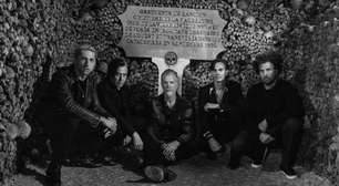 Queens of the Stone Age anuncia álbum ao vivo gravado nas Catacumbas de Paris