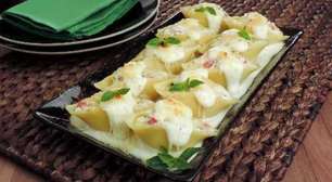 Conchiglione recheado com queijo e molho branco para uma refeição saborosa