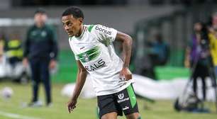 Atacante do Coritiba diz ter apanhado após perseguição; imagens mostram provocação