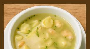 Capeletti in brodo com caldo leve e caseiro de legumes