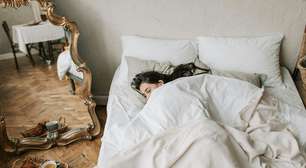 Chá não cura insônia: entenda a verdadeira causa emocional que te impede de dormir bem