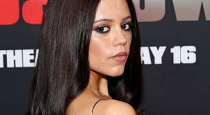 Jenna Ortega usa polêmico vestido-jornal Dior de Carrie Bradshaw