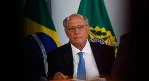 Vice-presidente do Brasil, Alckmin presenteia Papa Leão XIV com camisa do Santos
