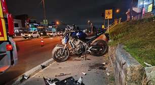 Motociclista de 62 anos fica gravemente ferido ao ser atingido por carro na Estrada da Ribeira, em Colombo