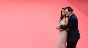 Quem é a mulher de Quentin Tarantino, 20 anos mais nova? Casal agarradinho e beleza da atriz roubam a cena no Festival de Cannes 2025