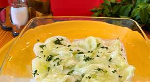 Salada de pepino com iogurte refrescante em poucos minutos