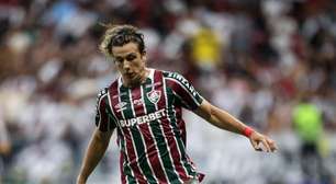Canobbio, do Fluminense, deixa campo após choque com goleiro do Unión Española