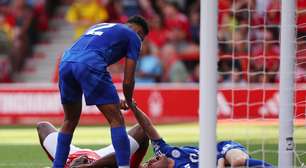 Jogador do Nottingham Forest entra em coma induzido após colisão com a trave