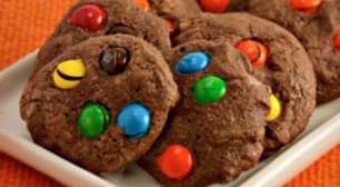 Cookies de chocolate com confeito: faça o biscoito para a criançada
