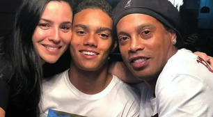 Agora 'vovô', Ronaldinho Gaúcho está em Barcelona para acompanhar o nascimento da primeira neta