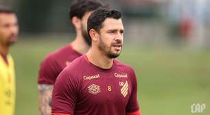 Giuliano compara momentos e admite pressão no Athletico: "Passei por essa experiência"