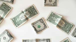 Dólar sobe contra tendência global, de olho em risco fiscal no Brasil