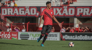 Zagueiro do Atlético-GO Alix Vinícius comenta sobre seu momento na carreira "Me sentindo"