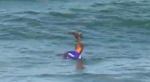 Pássaro pousa na cabeça de surfista brasileiro durante bateria de classificação
