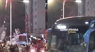 Torcida do Botafogo se engana e faz festa para ônibus do Estudiantes antes da Libertadores