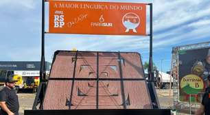 Maior linguiça suína do mundo é feita no RS e assada durante evento em Esteio
