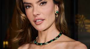 Alessandra Ambrosio usa pretinho de quase 40 anos em Cannes