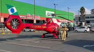 Motociclista sofre acidente grave em Araucária e é resgatado de helicóptero em pátio de supermercado
