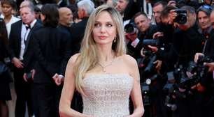 Angelina Jolie faz retorno triunfal com conjunto de diamantes e vestido de baile grifado no Festival de Cannes 2025