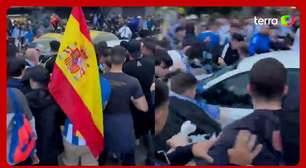Carro avança sobre multidão, atropela torcedores e deixa feridos antes de jogo do Barcelona
