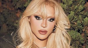 Pabllo Vittar posa desmontada e exibe barriga chapada em foto de toalha