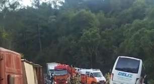 Acidente entre micro-ônibus e caminhão deixa ao menos três pessoas em estado grave na RS-122