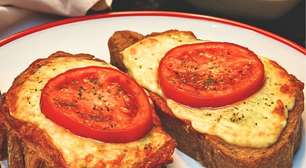 Bruschetta: queijo derretido, pão crocante, interior macio
