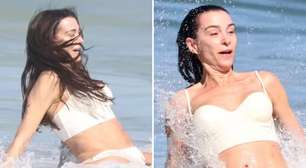 Quem nunca? Monica Martelli toma 'caldo' na Praia do Leblon, no Rio de Janeiro