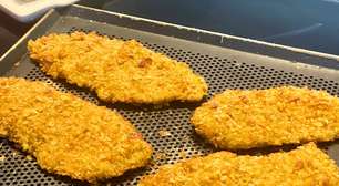 Frango empanado fácil: crocância máxima, sem fritar
