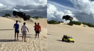 Carro 'voa' por cima de buggy e passageiros em duna no Ceará; veja vídeo