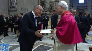 Geraldo Alckmin encontra com papa Leão XIV e o convida para COP30