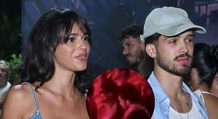 'Muito agarradinhos, escondendo de ninguém': flagra de Bruna Marquezine e João Guilherme em show agita a web. 'Nunca terminaram'