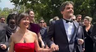 VÍDEO: Wagner Moura e equipe de "O Agente Secreto" chegam ao som de frevo no Festival de Cannes