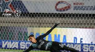Goleiro do Paysandu se justifica após quase levar gol bizarro na Série B: 'Fui arrumar a p* da caneleira'