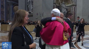 Papa Leão XIV quebra protocolo e abraça irmão durante missa inaugural