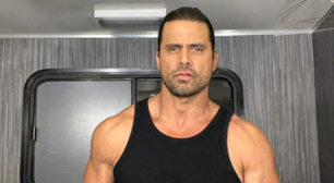 Ator de novelas do SBT é preso após 'pegar à força' celular da esposa