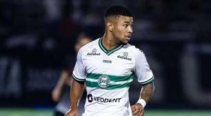 Seria uma boa para o Atlético-GO? Atacante fira de fora de jogo do Coritiba