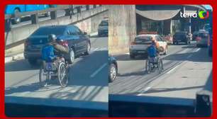 Cadeirante é flagrado trafegando por avenida e ultrapassando carros em Niterói
