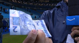 Dirigente do Grêmio joga nota de R$ 2 no gramado após decisão polêmica da arbitragem