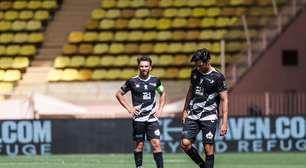 F1: Pilotos de Fórmula 1 se arriscam em partida de futebol