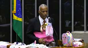 Com bebê reborn no colo, deputado cristão diz que boneca 'não é pecado'