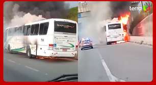 Ônibus pega fogo e bloqueia faixas na Rodovia Anhanguera, em SP