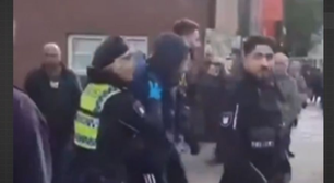 Vídeo! Homem esfaqueia 12 passageiros em estação de trem