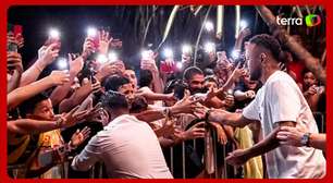 Neymar causa tumulto e multidão derruba grade ao sair de hotel do Santos em Maceió