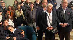 Parentes e amigos de Sebastião Salgado homenageiam o fotógrafo na França, em exposição do filho Rodrigo