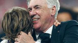 Torcedores do Real Madrid fazem homenagem a Modri e Ancelotti