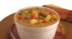 Caldo de mandioca: 5 receitas quentinhas e para aproveitar no frio