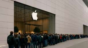 Um homem cobra R$251 por hora para ficar em filas; ele ganhou tanto dinheiro com os lançamentos de iPhone que hoje tem um império milionário