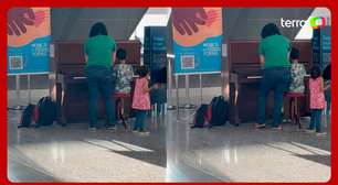 Mãe e filho tocam piano no aeroporto e emocionam passageiros no interior de São Paulo